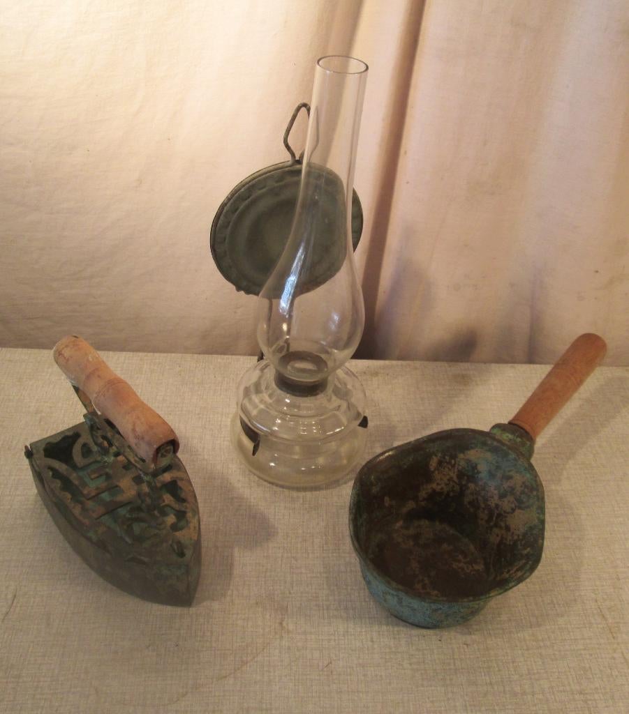 3 Antieke Voorwerpen - Olielamp / Strijkijzer / Smeltkroes, Ophalen of Verzenden