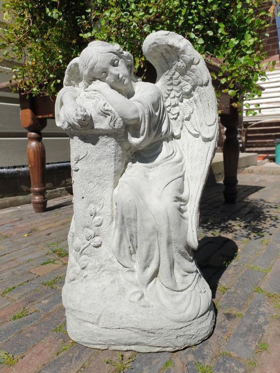 zittende engel tegen een sokkel, Tuin en Terras, Ophalen of Verzenden, Nieuw
