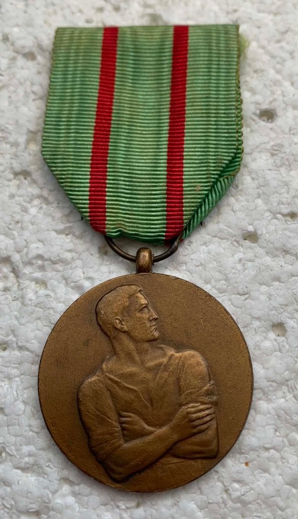 Medaille, Werkweigeraar-Weggevoerden 40-45, Met RODE lijnen, Enlèvement ou Envoi, Autres, Ruban, Médaille ou Ailes