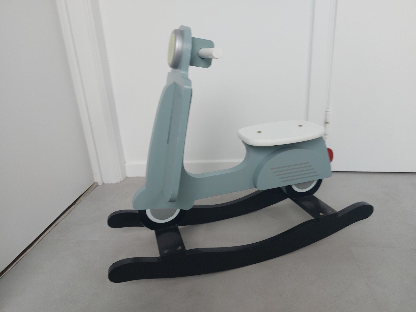 schommel scooter in hout childhome (als nieuw), Ophalen, Zo goed als nieuw