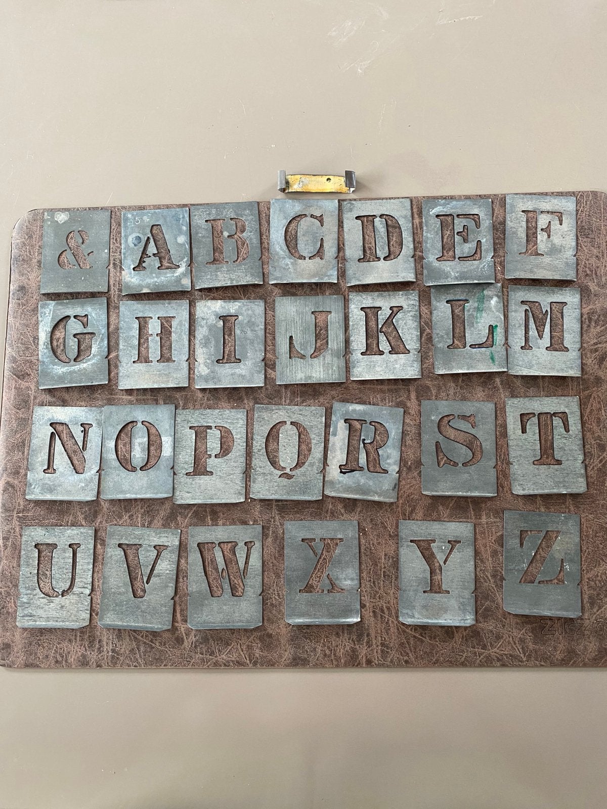 Complete set vintage metalen lettersjablonen (A-Z &) 35 mm/R, Ophalen