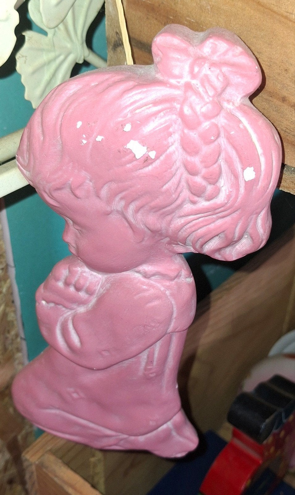 Enfant prière en plâtre rose ancien
