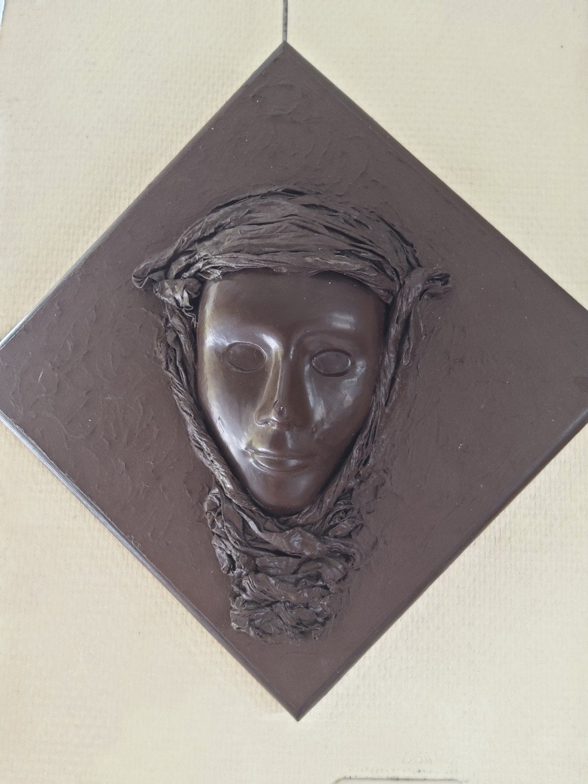 Artisanale wandversiering: bas-reliëf., Antiek en Kunst, Ophalen of Verzenden, Handgemaakt, Wanddecoratie, 20 - 50 cm