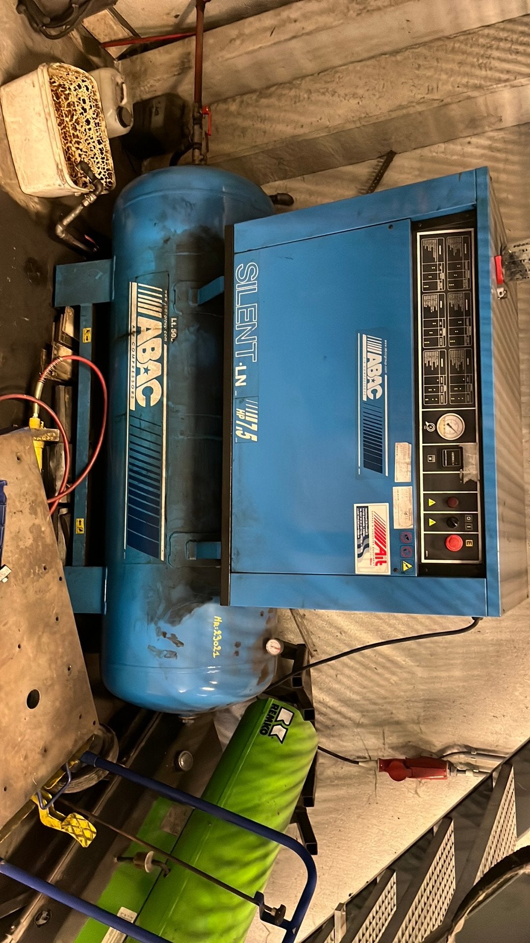Compressor, Doe-het-zelf en Bouw, 100 liter of meer, Ophalen, Gebruikt, 6 tot 10 bar