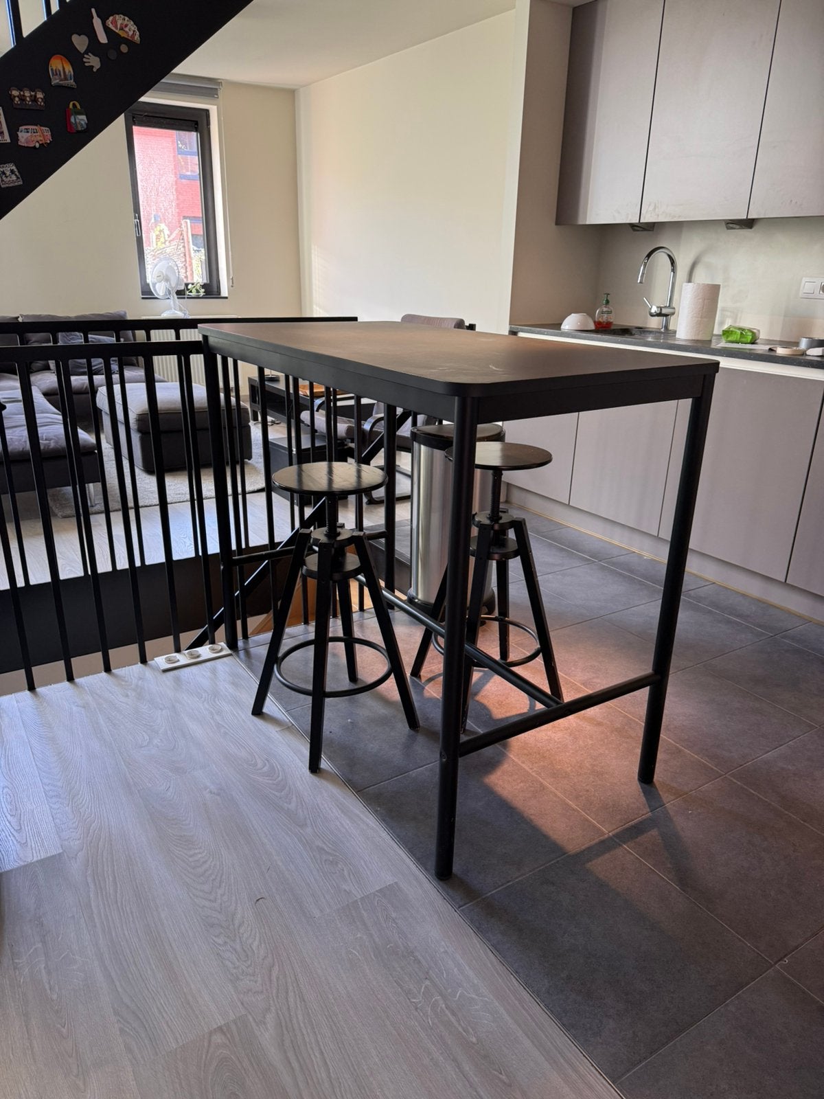 Hoge tafel + 2 barkrukken, Huis en Inrichting, Ophalen, Gebruikt
