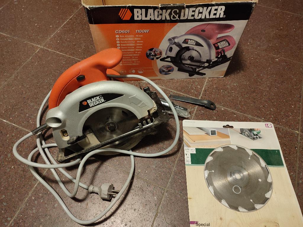 Scie circulaire Black & Decker avec accessoires, Bricolage & Construction, Outillage | Scies mécaniques, Enlèvement ou Envoi, Scie circulaire
