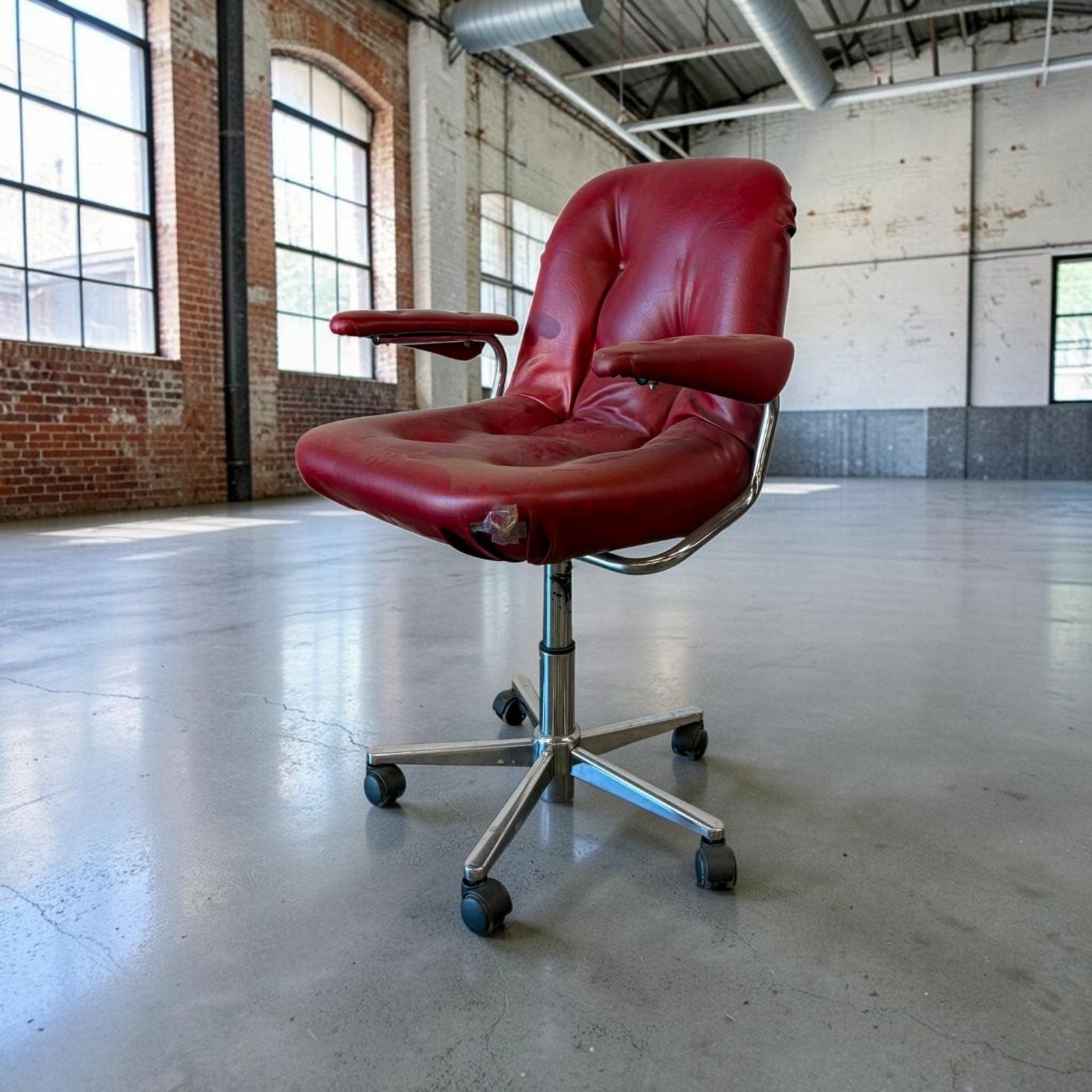 Vintage burgundy desk chair / bureau stoel: opmaakproject, Antiek en Kunst, Ophalen