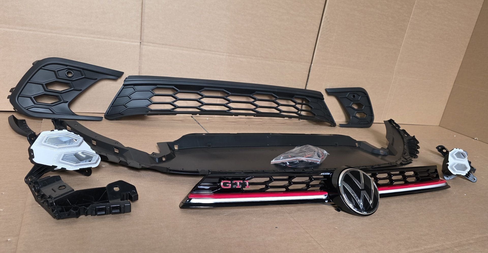 Roosters Mistlamp Spoiler Grill LED VW POLO 2G FACELIFT GTI, Auto-onderdelen, -, Voor, Nieuw, Ophalen of Verzenden