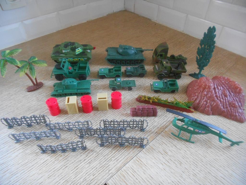 Soldaten - figuren (speelgoed) 11 voertuigen + verschillende, Ophalen of Verzenden