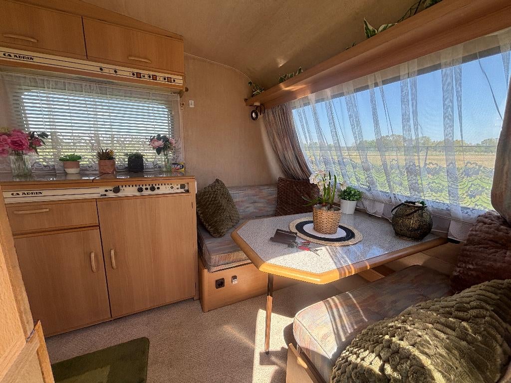 Vintage Caravan Adria 400 4 personen 850kg rijbewijs B, Caravanes & Camping, Caravanes, Jusqu'à 4, Jusqu'à 4 m, Poêle, 750 - 1000 kg