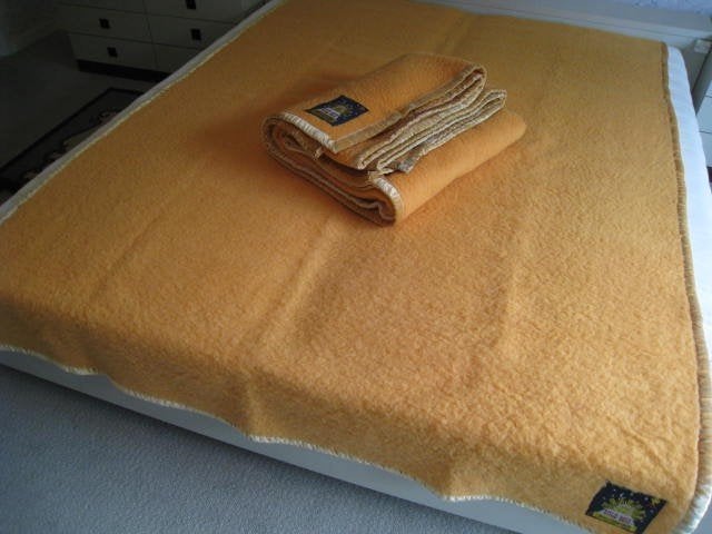 2 dekens Sole Mio, 100% wol, fluwelen bies, 230x170 nieuw!!, Enlèvement, Laine, Orange