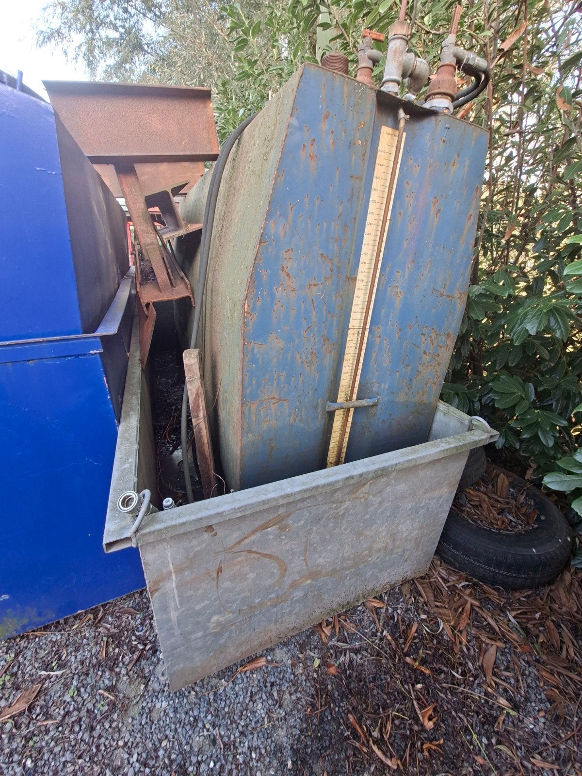 Stalen mazouttank 2500L in lekbak, Enlèvement