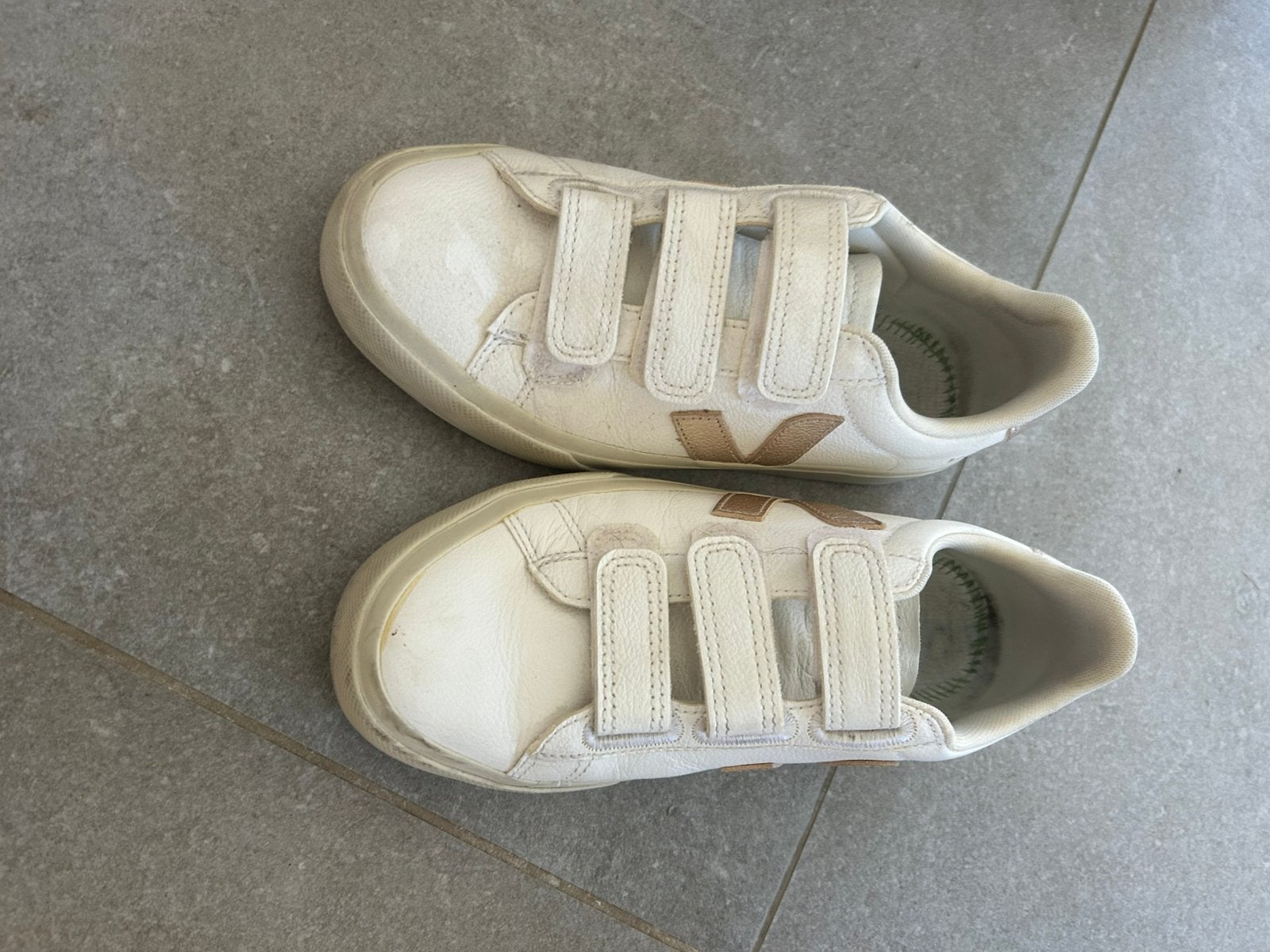 Paire de chaussures Veja dorée taille 36, Kleding | Dames, Schoenen, Wit, Ophalen of Verzenden, Zo goed als nieuw, Sneakers