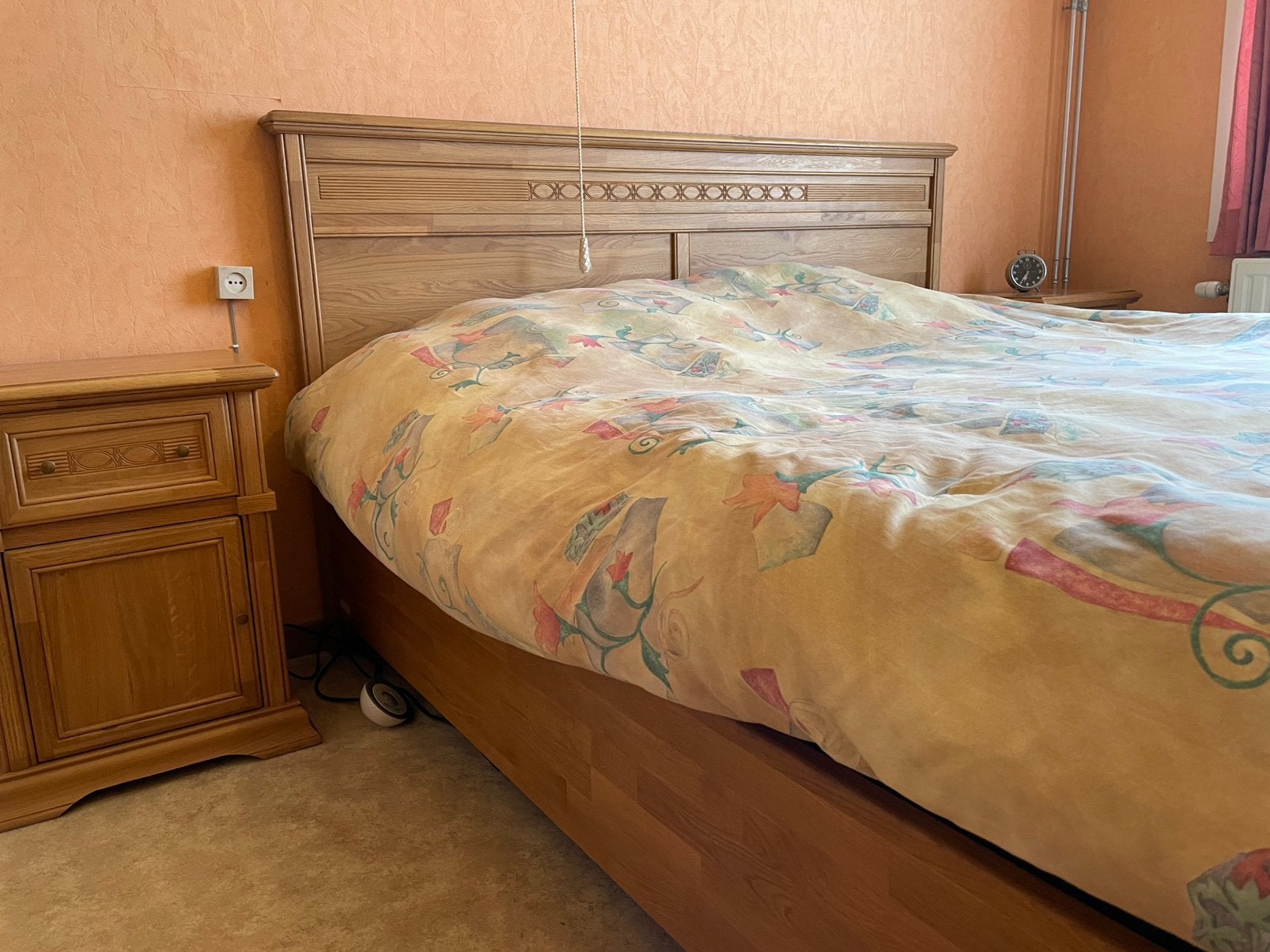 Zeer groot eiken bed met 2 nachtkastjes!, Huis en Inrichting, Slaapkamer | Complete slaapkamers, Ophalen, Zo goed als nieuw, Tweepersoons
