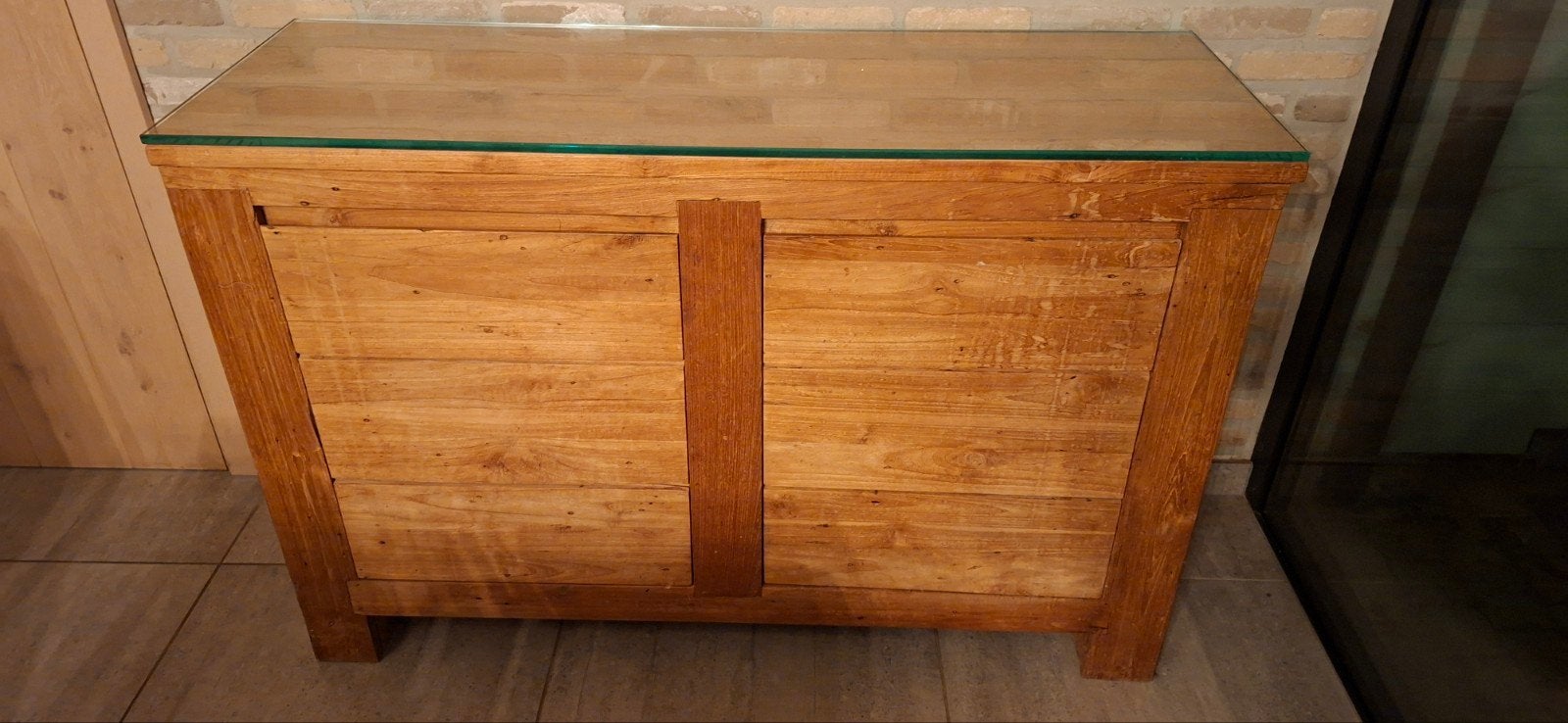 Teak kast, Enlèvement, Verre