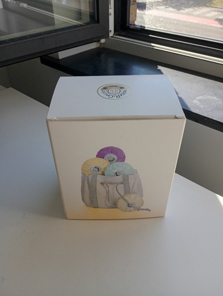 Geschenkdoos - Roger & Gallet - 4 zeepjes van 100 gr/zeepje, Enlèvement ou Envoi, Neuf
