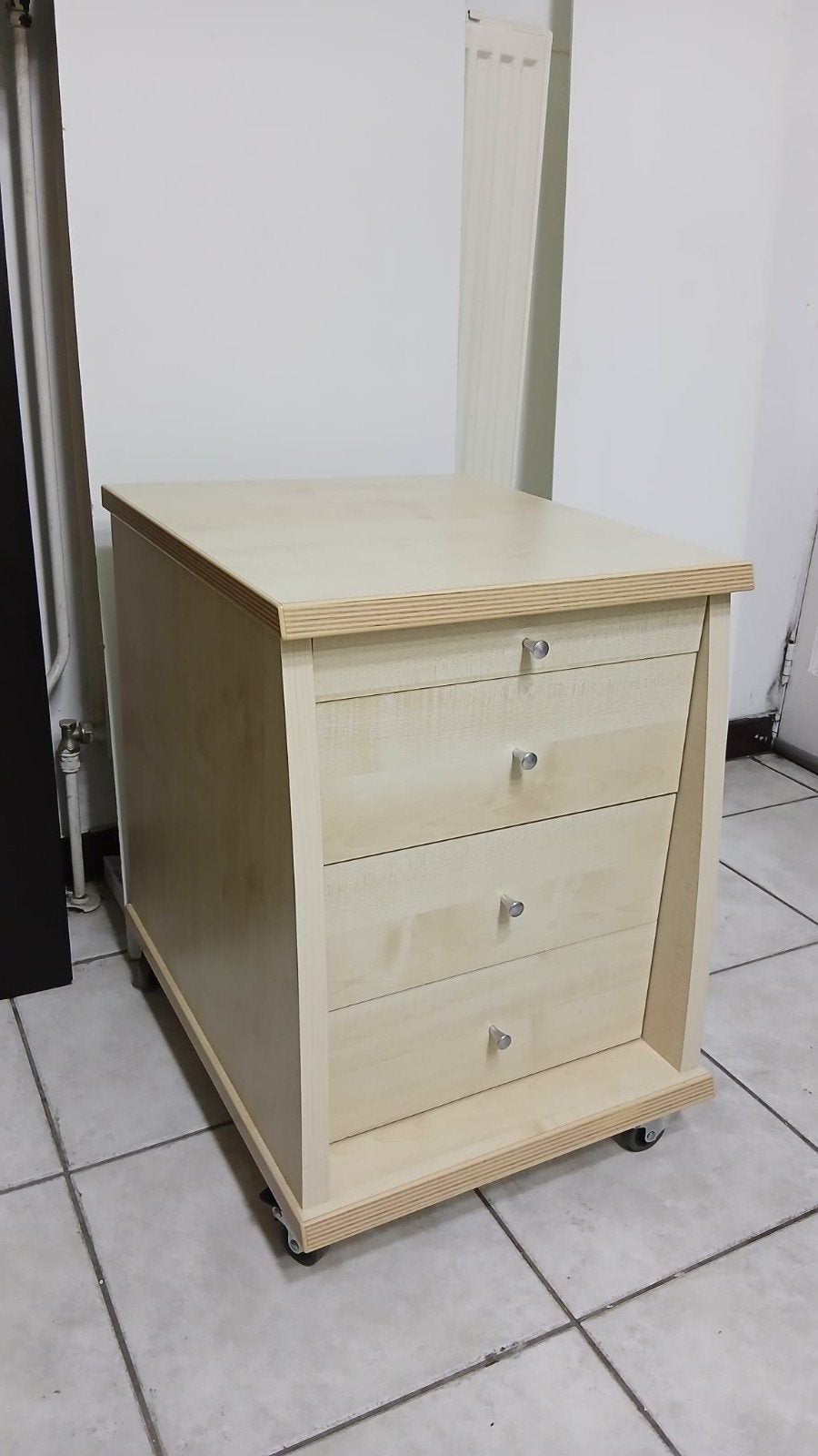 Grande table de nuit ou tour de bureau, Enlèvement