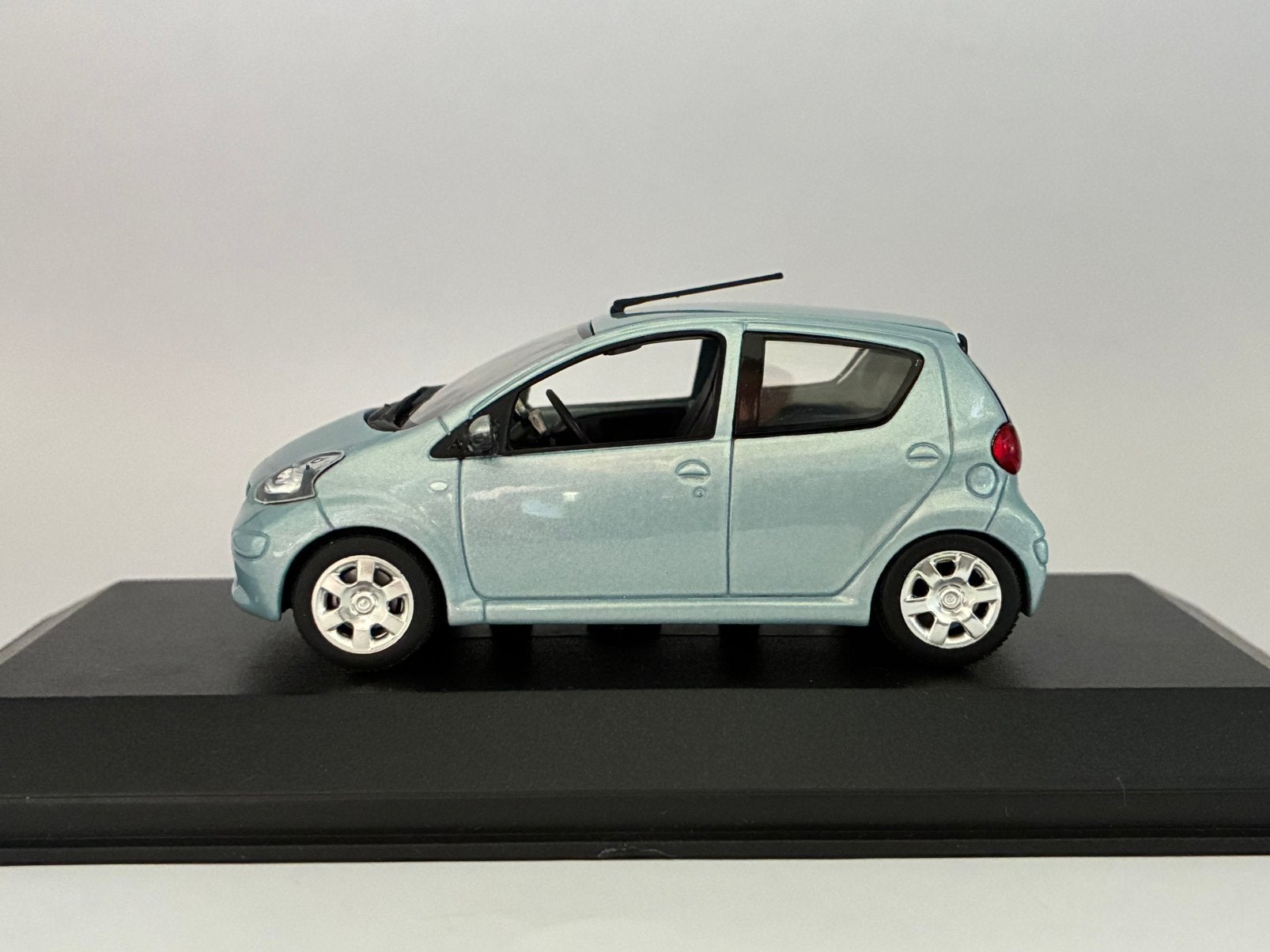 Toyota Aygo (Typ AB10, AB30, AB30) 2006 - MiniChamps, Hobby & Loisirs créatifs, Enlèvement ou Envoi, Neuf, Voiture, MiniChamps