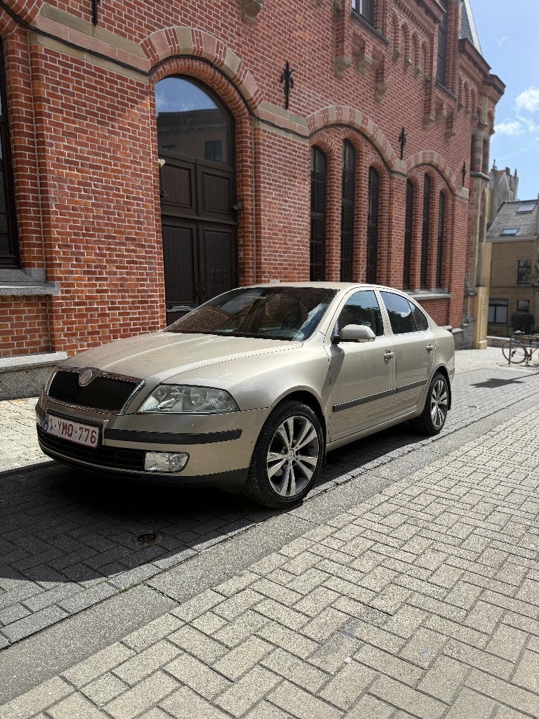 Skoda Octavia 1.6 MPI Elegance (2005) – Euro 4, 75 kW, Boîte manuelle, Beige, 1200 kg