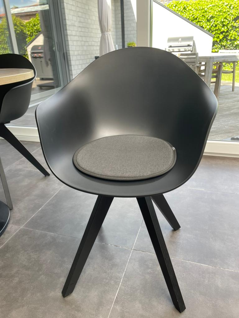 Kuipstoelen zwart 4 stuks + tafel., Ophalen, Kunststof, Zwart, Zo goed als nieuw