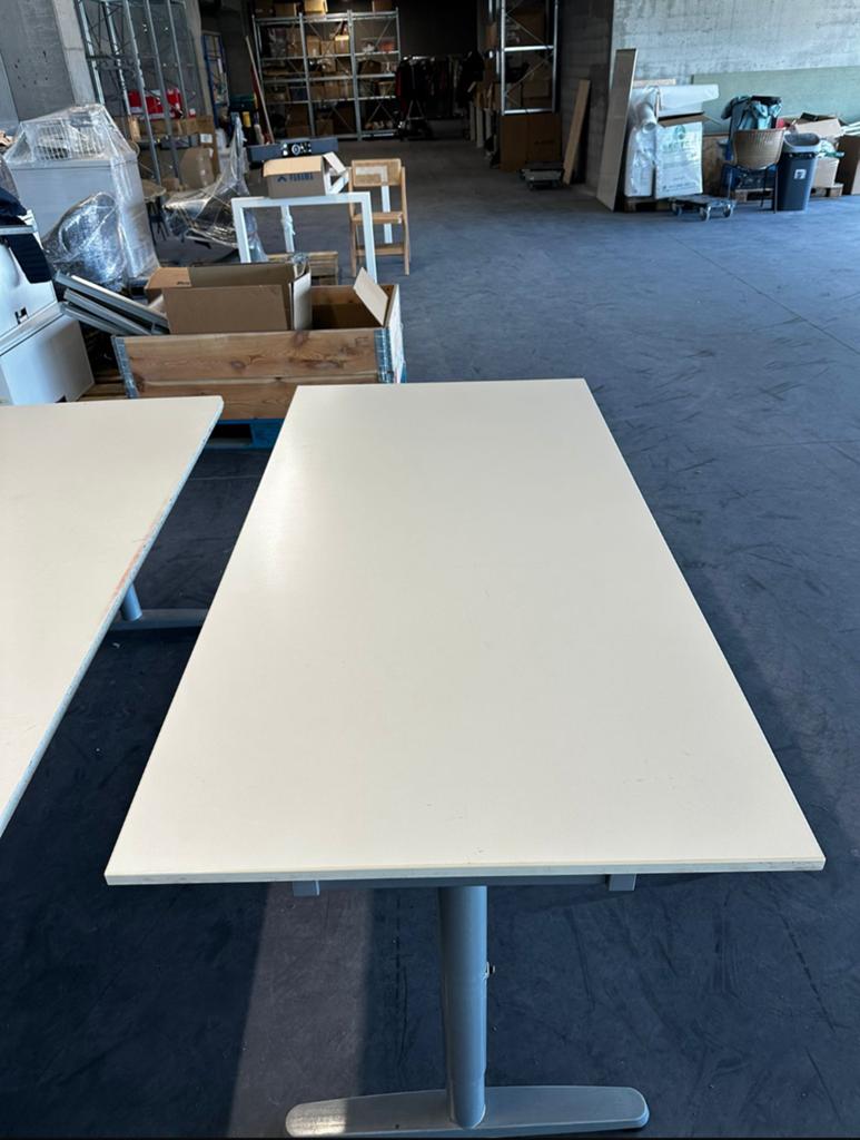 4x witte bureau met grijze poten, Ophalen, Gebruikt