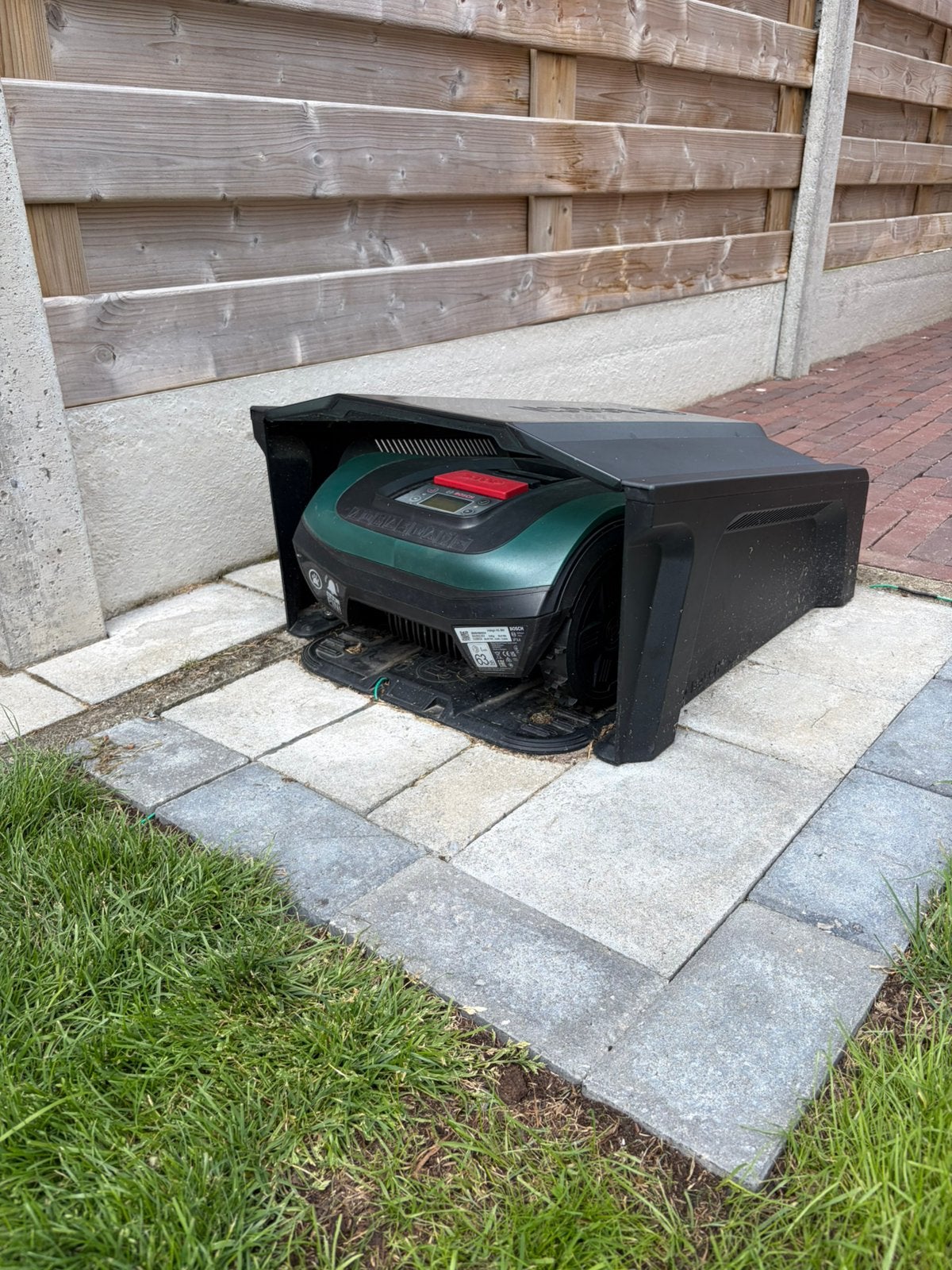 Mooie tuinrobot met garage, 100% in orde., Ophalen, Zo goed als nieuw