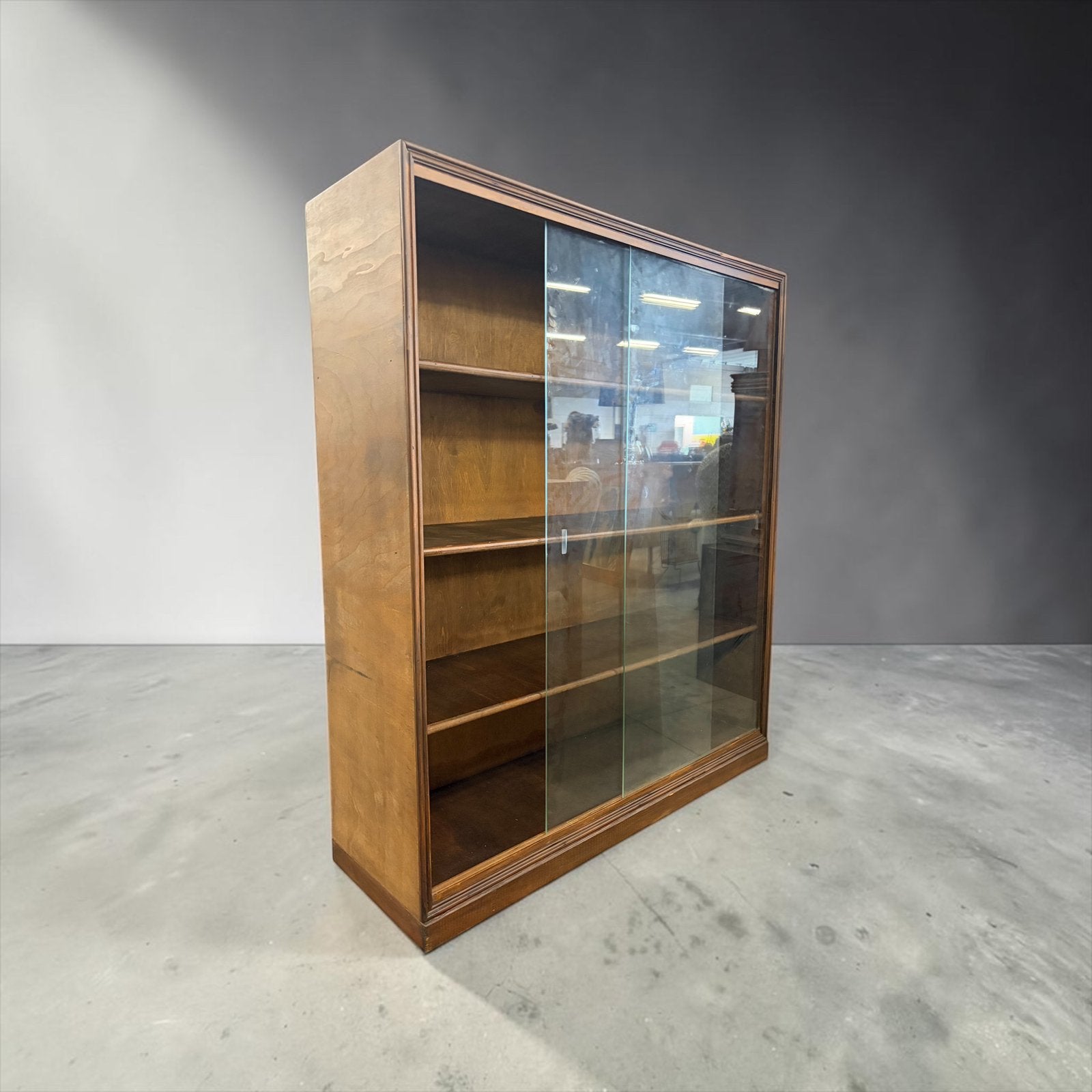Vintage houten ondiepe vitrinekast / etagere / boekenkast, Verzenden, Gebruikt, Commode
