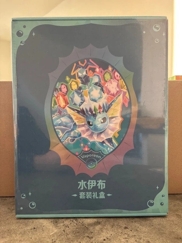 CSV9.5C: Terastal Gathering Vaporeon Gift Box, Hobby en Vrije tijd, Ophalen of Verzenden, Nieuw, Overige typen, Foil