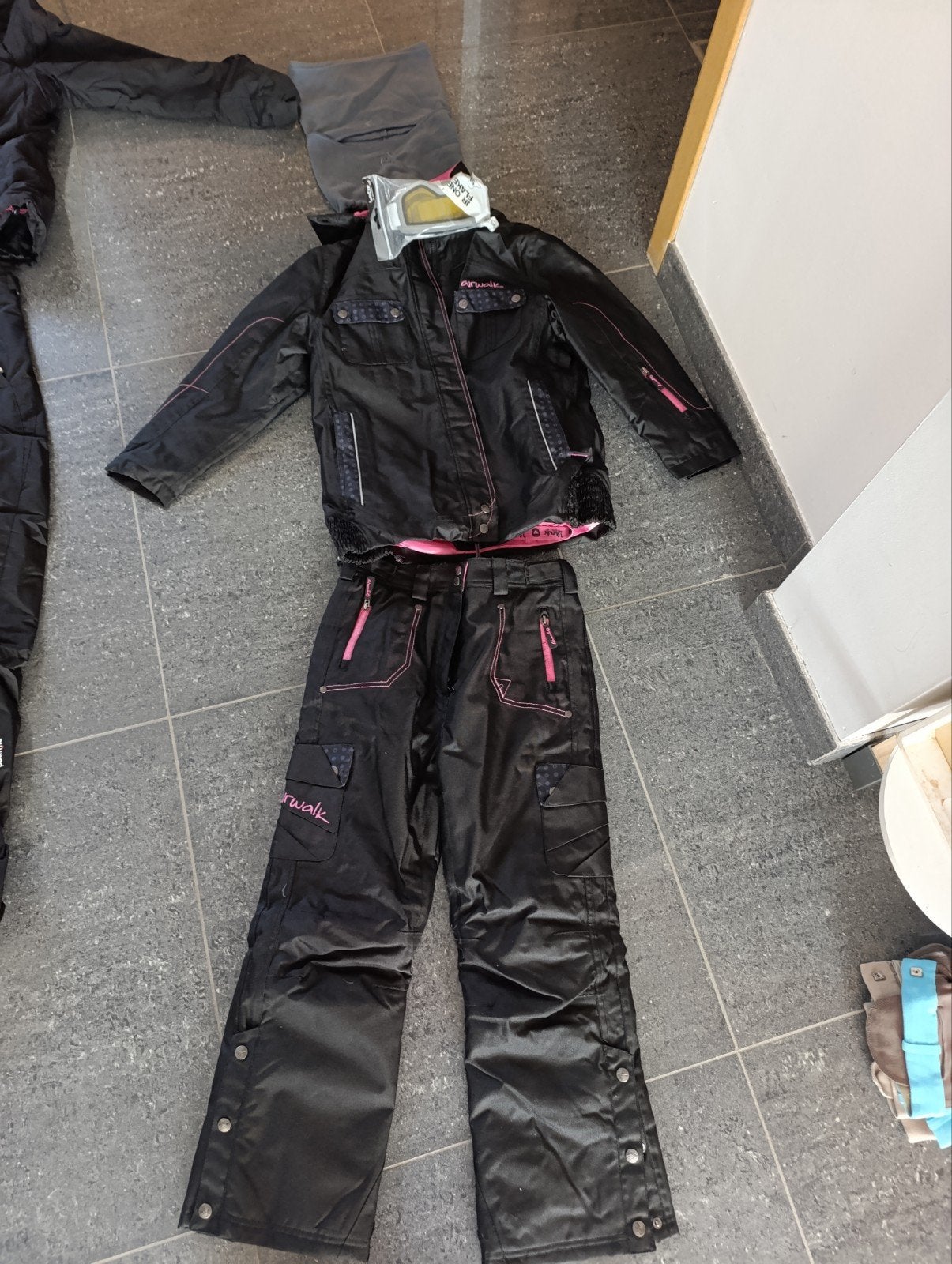 ensemble de ski noir et rose a l'intérieur, Vêtements | Hommes, Vêtements de sports d'hiver, Enlèvement