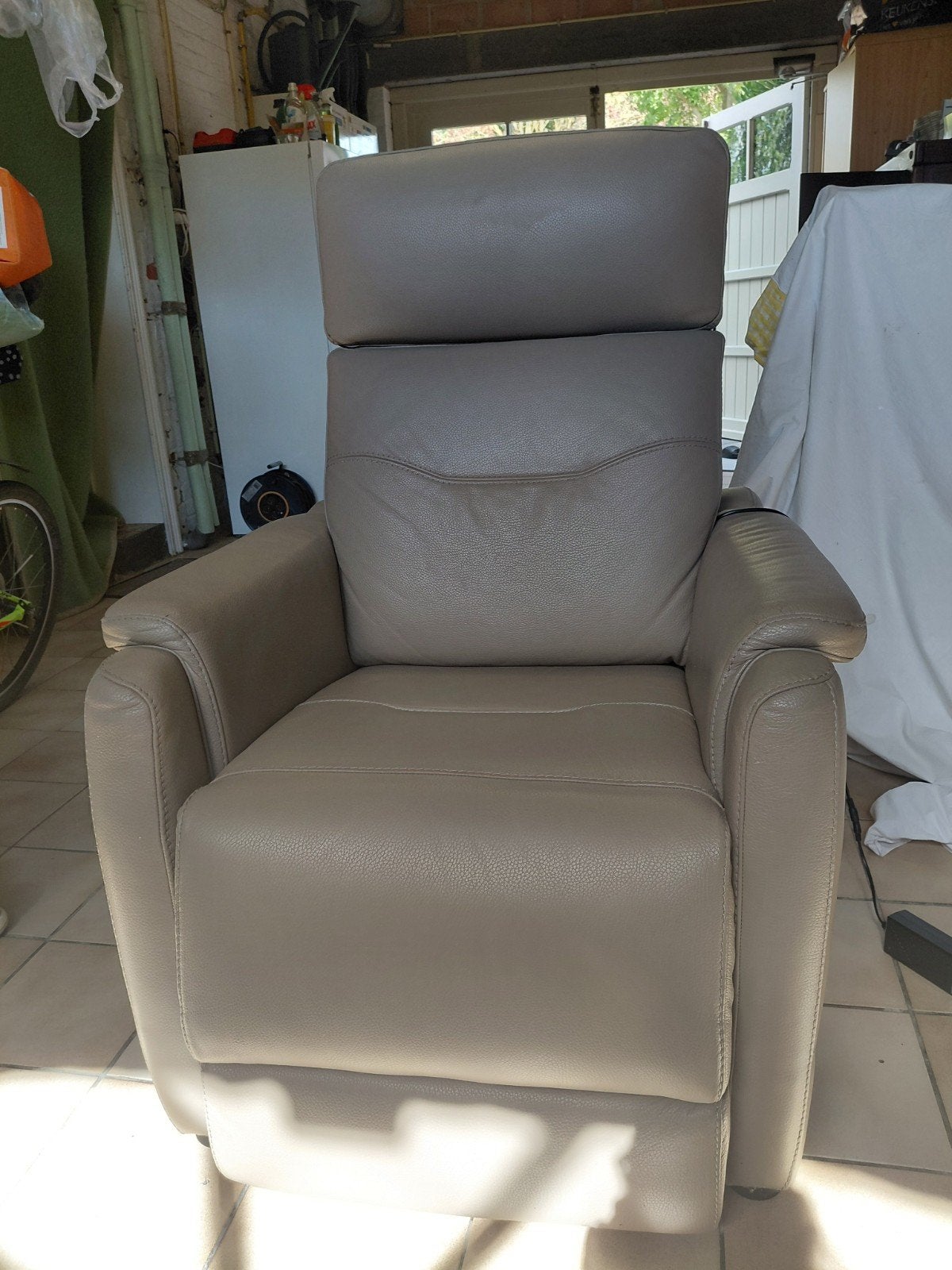 relaxzetel. taupe. dik leder. 6 standen. elektrisch aangedre, Ophalen, Zo goed als nieuw, Leer