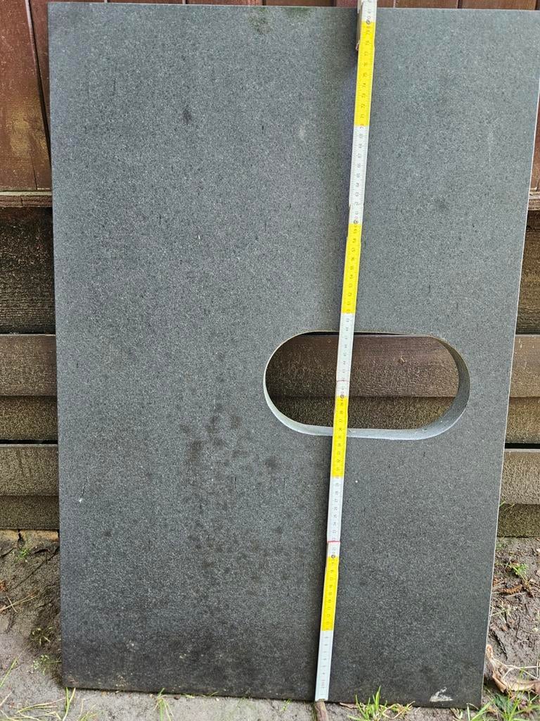 2 identieke blauwe stenen, Ophalen