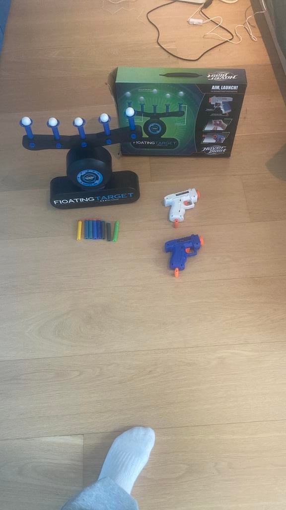 2 kleine pistolen + zwevend target en 8 kogels, Ophalen of Verzenden, Zo goed als nieuw