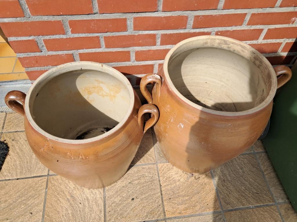 Cruches en argile, Enlèvement