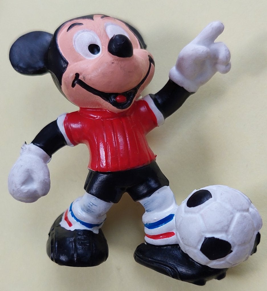 Mickey voetballer, Ophalen of Verzenden, Zo goed als nieuw, Beeldje of Poppetje