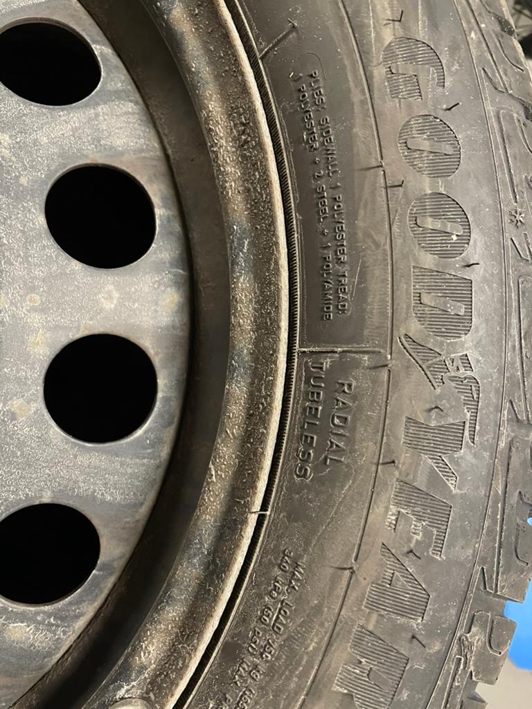Winterbanden met velg Goodyear ultra grip 225/50 R17, Auto-onderdelen, Banden en Velgen, Ophalen, Gebruikt, Banden en Velgen, 17 inch