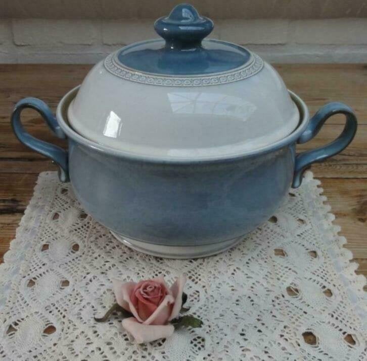 SALE Franse lichtblauwe keramieke terrine met reliëf rand, Maison & Meubles, Cuisine | Vaisselle, -, Poterie, Comme neuf, Autres types