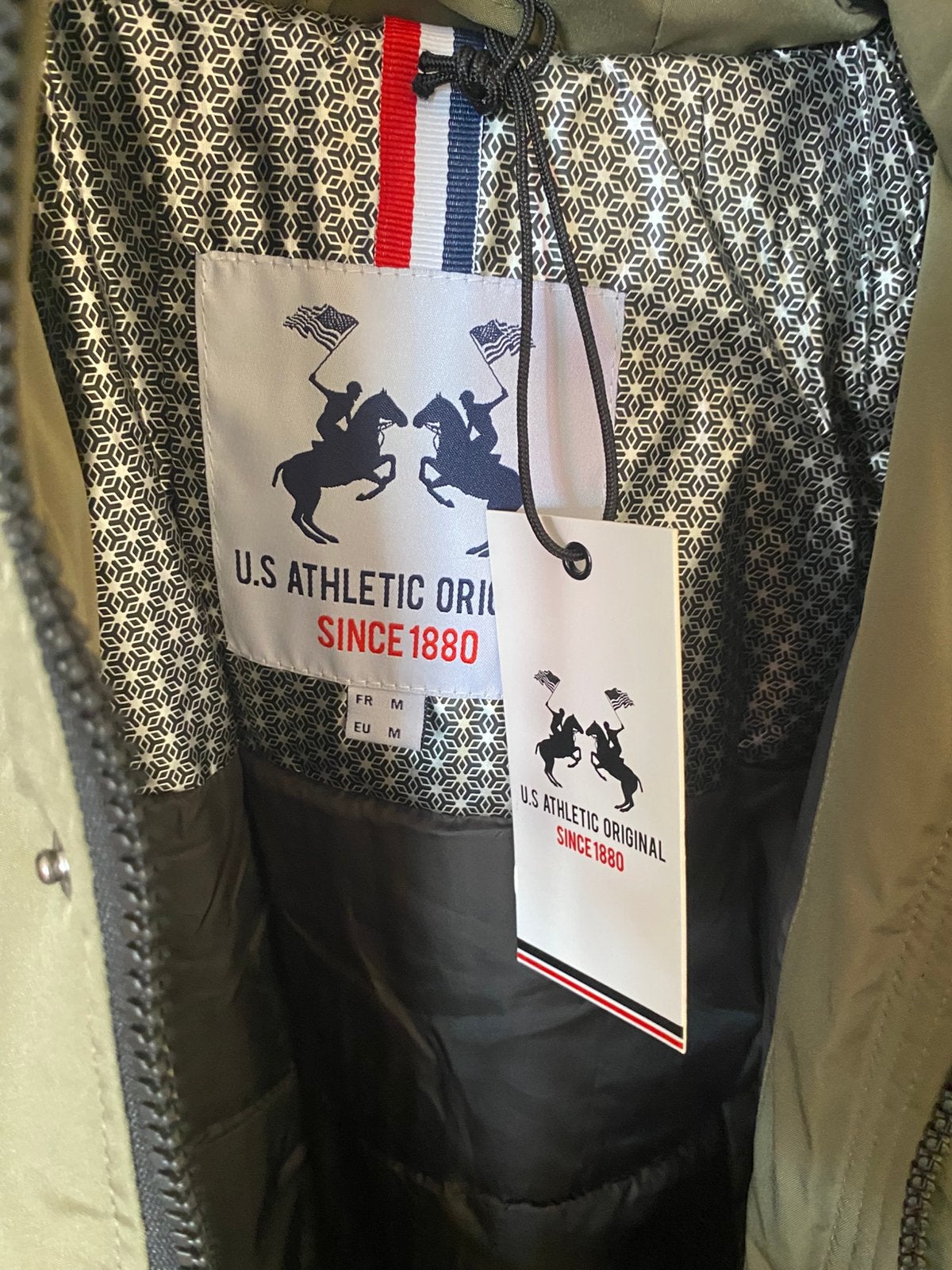 US Athletic jas - prijskaartje (200€), Kleding | Heren, Jassen | Winter, Verzenden, Zo goed als nieuw, Maat 48/50 (M), Groen