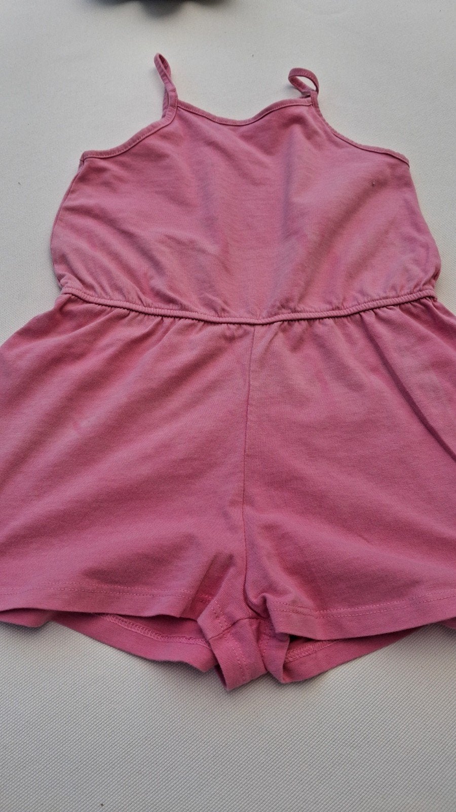 Gratis Jumpsuit 3/4 jaar en badslippers maat 24/25, Ophalen