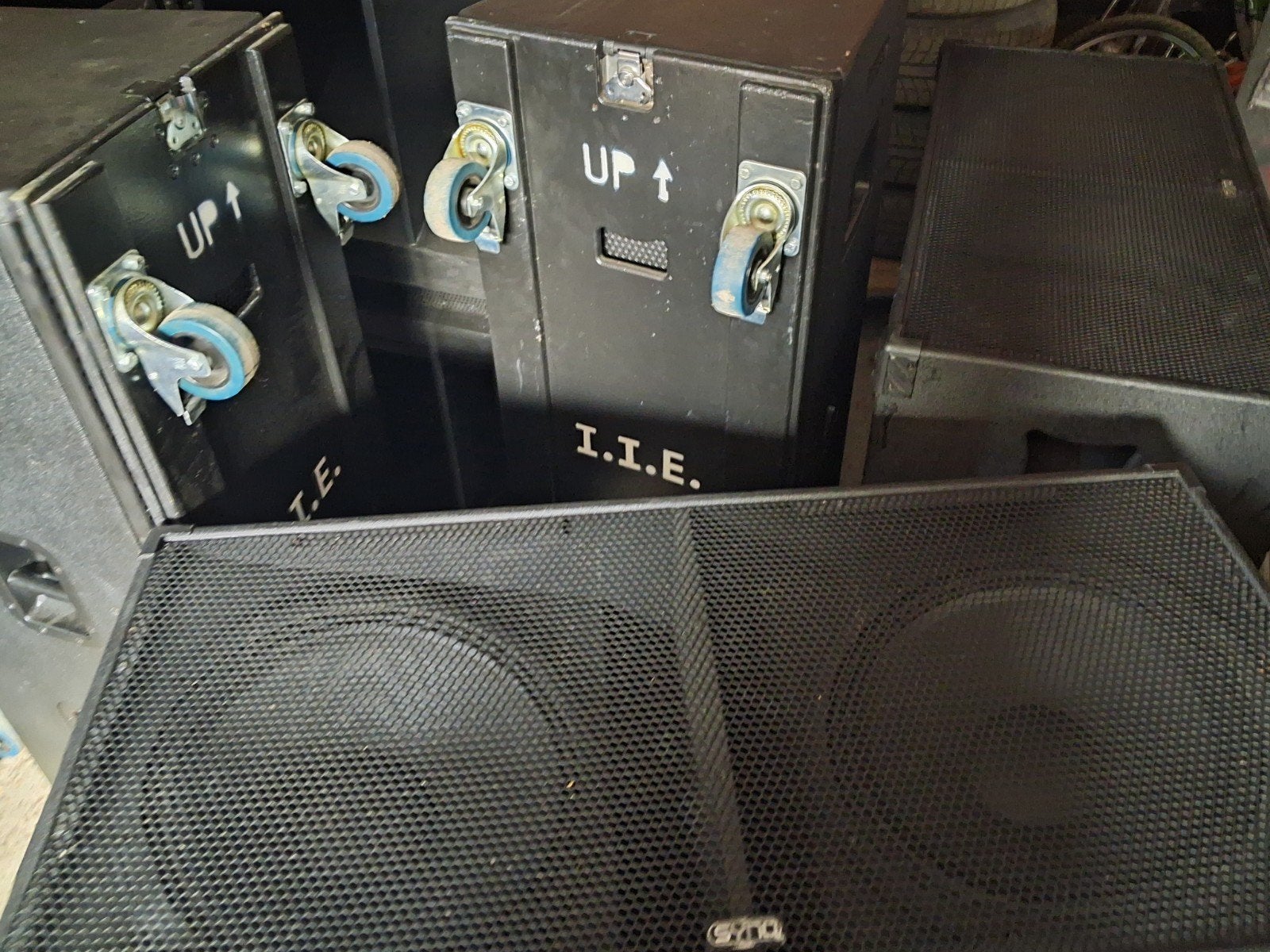Rs218b subs Synq, Gebruikt, Subwoofer, Ophalen, 150 watt of meer