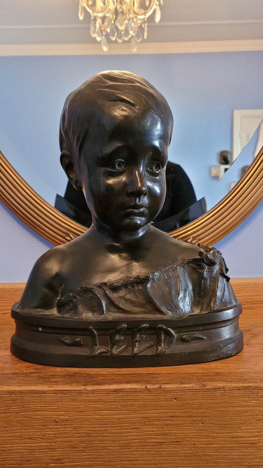 Leed.Jozef Hullebroeck (1876–1946).Buste van een kind in gep, Ophalen, Brons
