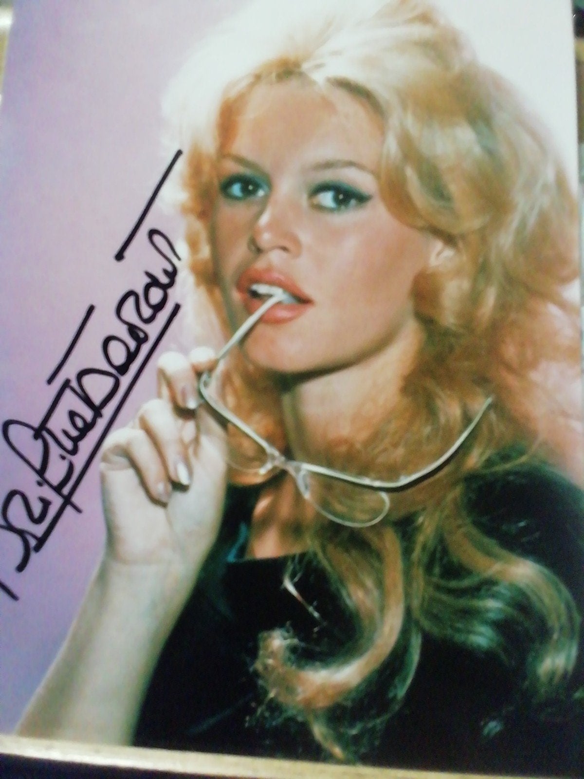 Brigitte Bardot met originele handtekening, Verzamelen, Muziek, Artiesten en Beroemdheden, Ophalen of Verzenden, Zo goed als nieuw