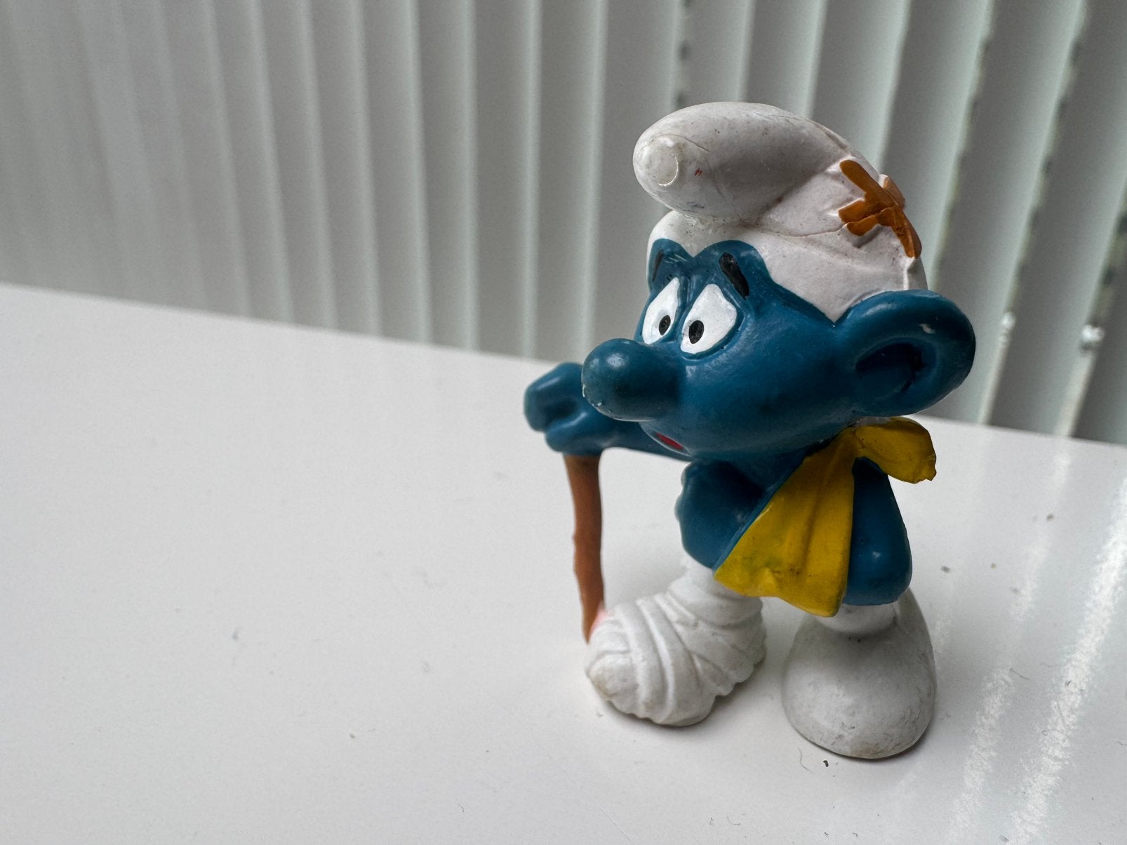 Miniatuur smurf: gewonde smurf gebroken been, Ophalen of Verzenden, Zo goed als nieuw