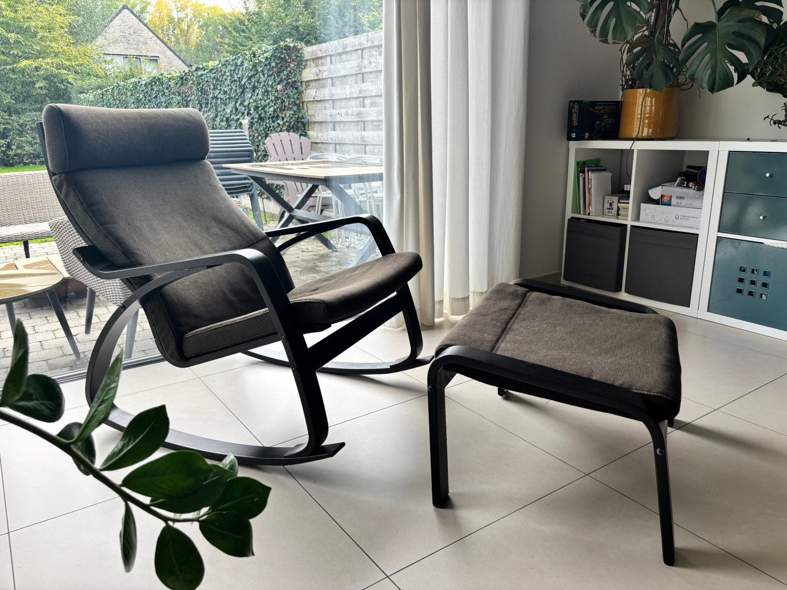 IKEA POÄNG schommelstoel met voetbankje, Huis en Inrichting, Ophalen, Hout, Gebruikt, Bruin