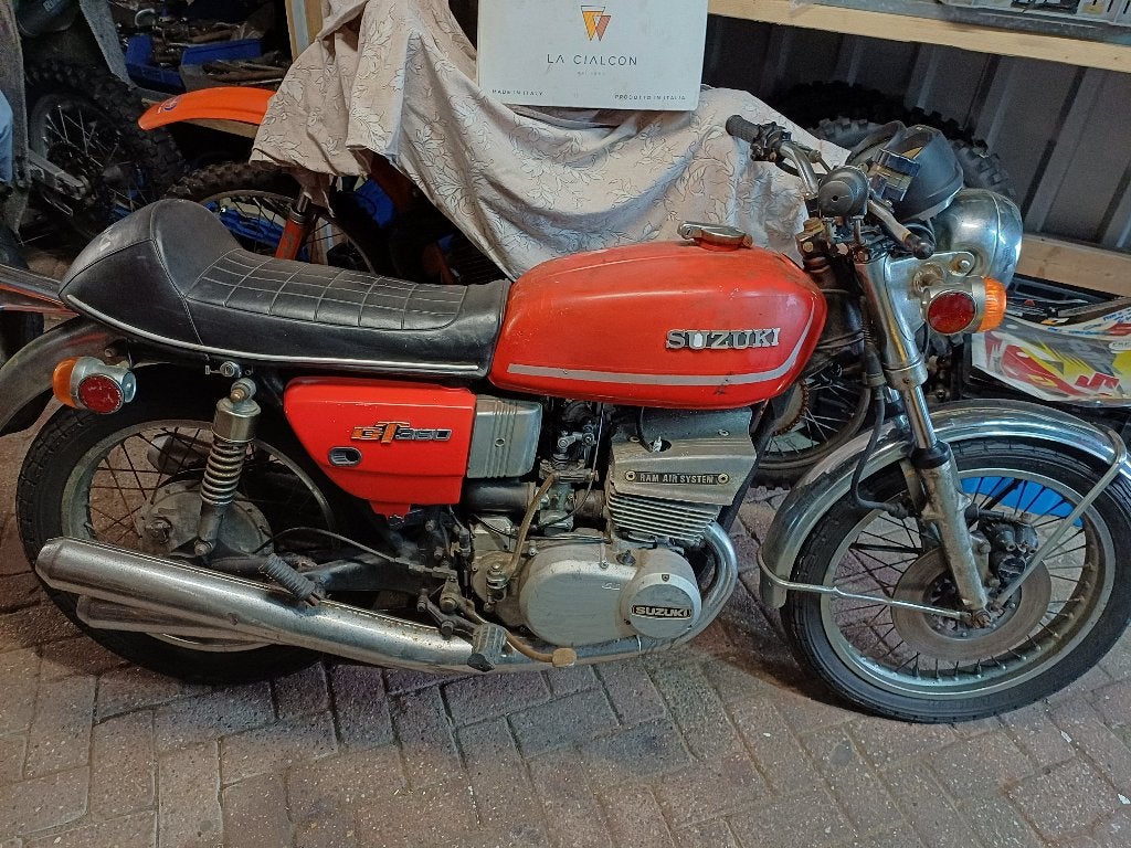 Suzuki GT 380 3 cilinder oldtimer tweetakt baanmotor, Motoren, 380 cc, Gebruikt, 3 cilinders, Particulier