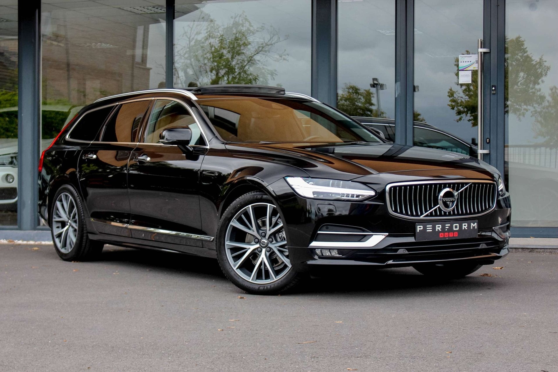 Volvo V90 D4 INSCRIPTION*PANO*360CAM*HEAD-UP*TREKHAAK*PILO, Auto's, Automaat, Dealer onderhouden, Zwart, Bedrijf