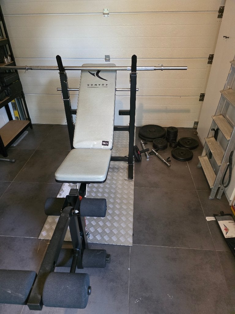 Bench + gewichten en halter, Sport en Fitness, Fitnessmaterialen, Gebruikt, Halterstangen, Armen, Benen, Borst, Rug, Ophalen