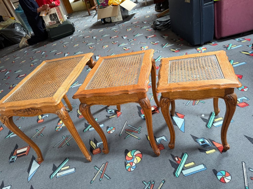 Antieke Tafel set, Enlèvement