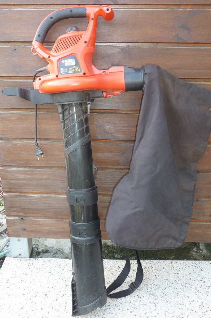 Aspirateur-broyeur de feuilles B&D GW3030, Jardin & Terrasse, Avec sac de ramassage, Électrique, Enlèvement, Utilisé
