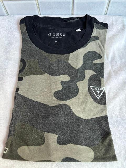 T-shirt noir kaki camouflage Medium Guess Los Angeles, Enlèvement, Porté, Guess, Taille 48/50 (M)