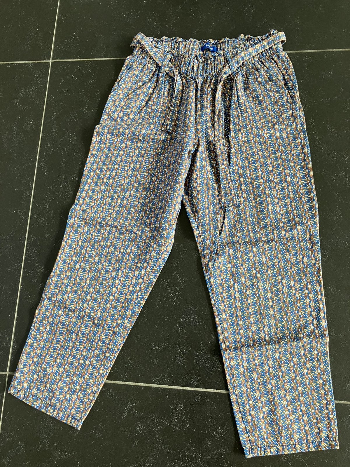 Kleurige zomerbroek - 9 jaar - Okaïdi, Kinderen en Baby's, Kinderkleding | Maat 134, Ophalen, Gebruikt, Meisje, Broek